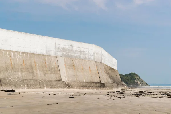 Высокая Бетонная Стена Берегу Моря Защиты Цунами Большой Волны — стоковое фото