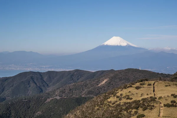 论冬季雪山顶部的富士山景观 — 图库照片