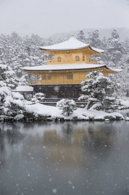 Zen Tapınağı Kinkakuji Altın Köşk kar sonbahar kış, ile tanınan Unesco tarafından dünya kültür mirası