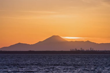 Dağ Fuji ve Tokyo bay kış sezonu günbatımı zamanı adlı