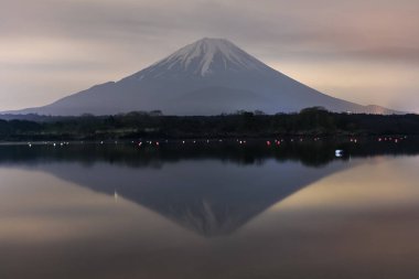 Mt. Fuji ve Shojiko Gölü'nün gece görünümü