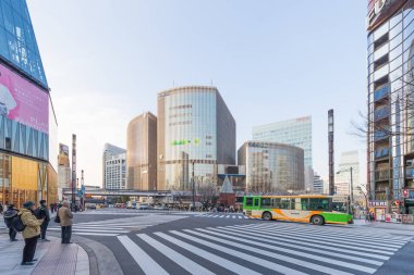 Tokyo, Japonya - 01 Şubat 2017: Cityscape Ginza bölgesinde yüksek son perakende mağazaları ile