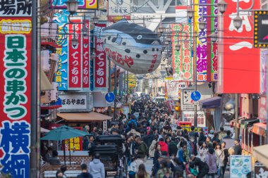Osaka, Japonya - 19 Şubat 2017: insanlar eski Shinsekai bölgesinde 