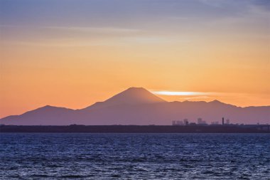 Dağ Fuji ve Tokyo bay kış sezonu günbatımı zamanı adlı