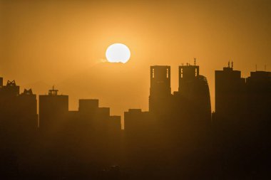 Kış sezonu gün batımında dağ Fuji üst ile bina Shinjuku Tokyo 