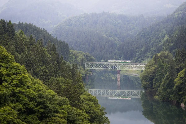 2017 福島県 ローカル鉄道只見線只見川に架かる橋で — ストック写真