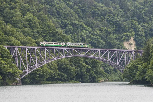 Fukushima, Japan - 18 Haziran 2017: yerel tren Tadami Nehri üzerinde köprü doğrultusunda Tadami  