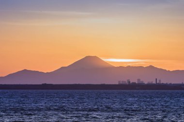 Dağ Fuji ve Tokyo bay kış sezonu günbatımı zamanı adlı