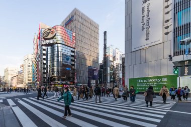 Tokyo, Japonya - 01 Şubat 2017: Cityscape Ginza bölgesinde yüksek son perakende mağazaları ile