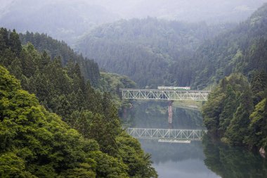 Fukushima, Japan - 18 Haziran 2017: yerel tren Tadami Nehri üzerinde köprü doğrultusunda Tadami  