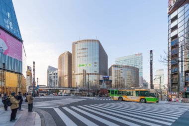 Tokyo, Japonya - 01 Şubat 2017: Cityscape Ginza bölgesinde yüksek son perakende mağazaları ile