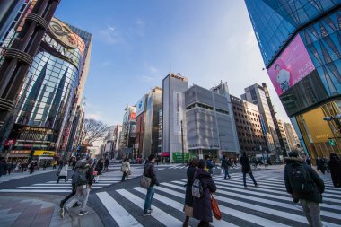 Tokyo, Japonya - 01 Şubat 2017: Cityscape Ginza bölgesinde yüksek son perakende mağazaları ile