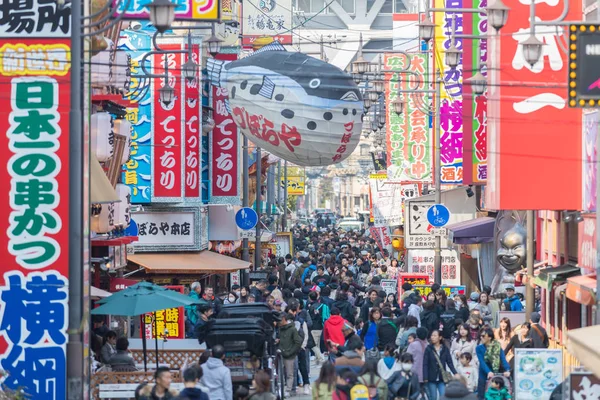 Osaka, Japonya - 19 Şubat 2017: insanlar eski Shinsekai bölgesinde 