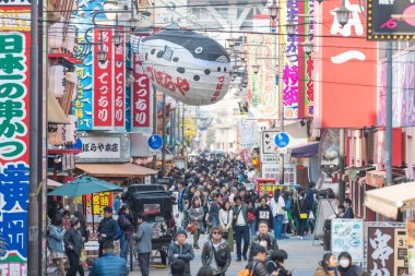 Osaka, Japonya - 19 Şubat 2017: insanlar eski Shinsekai bölgesinde 