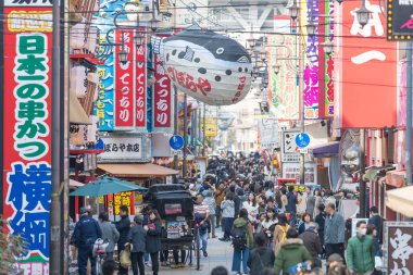 Osaka, Japonya - 19 Şubat 2017: Osaka kalabalık Shinsekai bölge