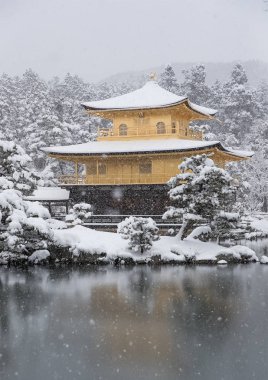 Zen Tapınağı Kinkakuji, kar ile Altın Köşk Sonbahar Kış 2017. Kinkakuji Kyotos önde gelen tapınaklar ve tanınan Unesco tarafından dünya kültür mirası biridir