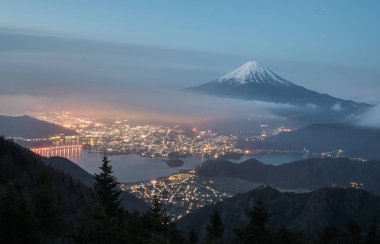 Dağ Fuji bulutlar ve Shindo beraber görünümü noktasından görülen erken sabah Kawaguchiko Gölü ile
