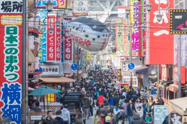 Osaka, Japonya - 19 Şubat 2017: Shinsekai bölgesinin Osaka. Güney Osaka City's şehir yanında bulunan eski mahalle