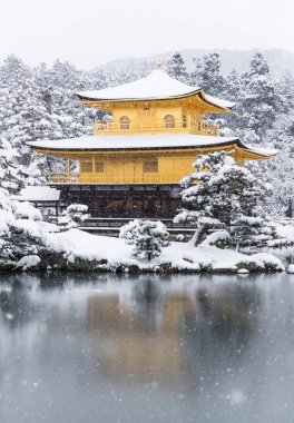 Zen Tapınağı Kinkakuji, kar ile Altın Köşk Sonbahar Kış 2017. Kinkakuji Kyotos önde gelen tapınaklar ve tanınan Unesco tarafından dünya kültür mirası biridir