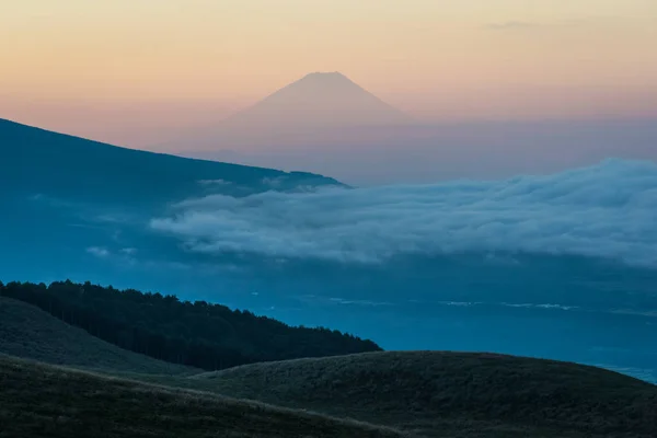 富士山在夏季日出云 — 图库照片