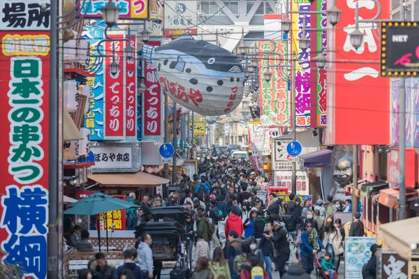 Osaka, Japonya - 19 Şubat 2017: Shinsekai bölgesinin Osaka. Güney Osaka City's şehir yanında bulunan eski mahalle