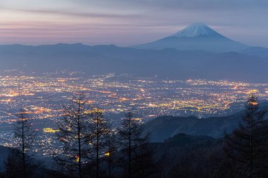 Mt. Amariyama görünümü noktasından görülen gündoğumu gökyüzü ile Mt.Fuji ve Kofu şehir.