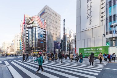 Tokyo, Japonya - 01 Şubat 2017: Cityscape Ginza bölgesinde. Yüksek son perakende alışveriş bölgesi sunar
