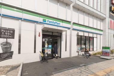 Osaka, Japonya - 19 Şubat 2017: Familymart Market üçüncü büyük 24 saat uygun dükkan, 7 Eleven ve Lawson sonra pazarıdır.