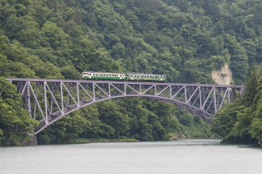 Fukushima, Japan - Haziran 1: Yerel tren Tadami hat ve Tadami Nehri üzerinde 18 Haziran 2017: Fukushima, Japan. Bu tren Doğu Japonya demiryolu şirketin Tadami doğrultusunda.