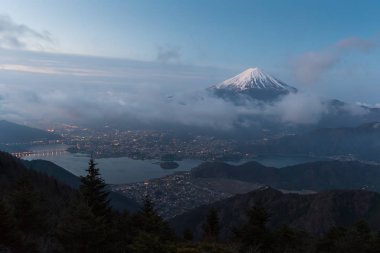  Shindo beraber görünümü noktasından görülen erken sabah dağ Fuji ve Kawaguchiko gölde.