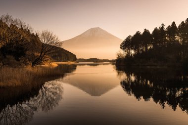 Fuji Dağı ve Gölü Tanuki güzel gündoğumu kış sezonu ile. Göl Tanuki Fuji Dağı, Japonya yakınındaki bir göldür. Fujinomiya, Shizuoka Prefecture, yer alır ve bir parçasıdır Fuji-Hakone-Izu Milli Parkı.