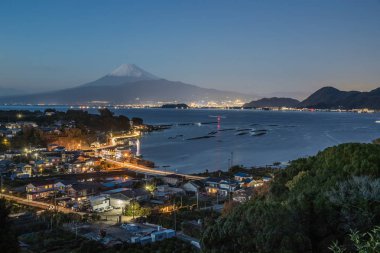 Kış akşamları dağ Fuji ve Suruga Körfezi ile Izu Şehir görünümünü.