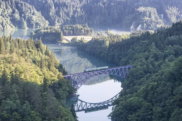 ローカル鉄道只見線 福島県で 2017 日に只見川 これは 列車の東日本旅客鉄道只見線のサービス — ストック写真
