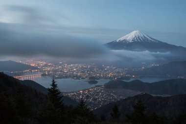 Dağ Fuji bulutlar ve Shindo beraber görülen erken sabah Kawaguchiko Gölü ile