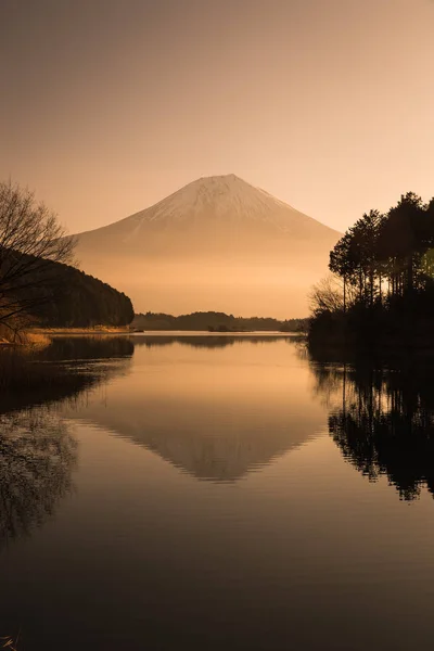 Berg Fuji Und See Tanuki Der Wintersaison Auf Sonnenaufgang Hintergrund — Stockfoto