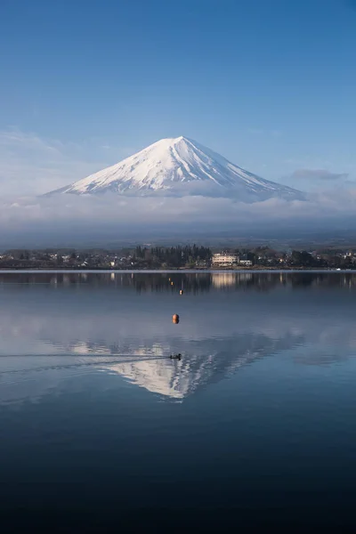 在清晨山富士河口湖湖 — 图库照片