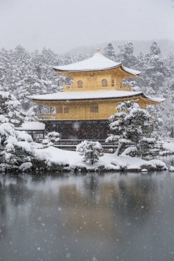 Zen Tapınağı Kinkakuji (altın Pavilion) kar ile sonbahar kış 2017. Kinkakuji Kyotos önde gelen tapınaklar ve tanınan Unesco tarafından Dünya Kültür Mirası biridir