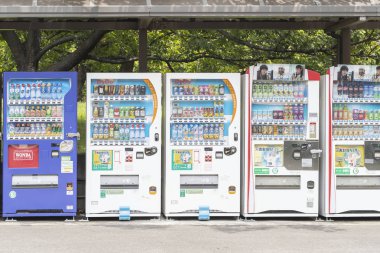 Tokyo, Japonya - 17 Temmuz 2018: çeşitli şirket Tokyo, satış makineleri. Japonya vardır otomat en fazla sayıda kişi başına World at hakkında bir ila yirmi üç kişi