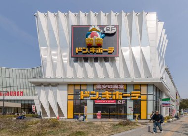 Osaka Japonya - 20 Mar 2017: Don Quijote alışveriş merkezi. Don Quijote indirimli fiyat için genel mal satan bir Japon alışveriş merkezi zinciridir. Ve Japonya'nın en büyük indirim dükkanı grubunun baş Mağazası