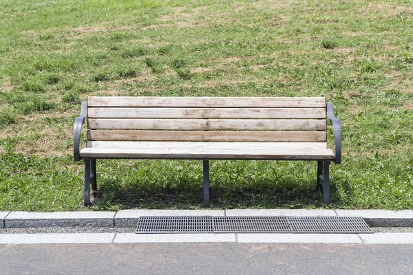 Panca Legno Nel Parco Verde Estate — Foto Stock