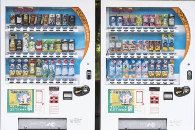 Tokyo, Japonya - 17 Temmuz 2018: Tokyo çeşitli şirketin satış makineleri. Japonya vardır otomat en fazla sayıda kişi başına World at hakkında bir ila yirmi üç kişi