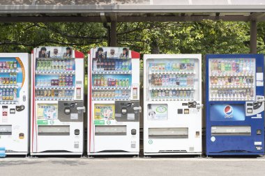 Tokyo, Japonya - 17 Temmuz 2018: Tokyo çeşitli şirketin satış makineleri. Japonya vardır otomat en fazla sayıda kişi başına World at hakkında bir ila yirmi üç kişi