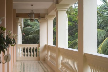 Bina koridor ve yeşil bahçe