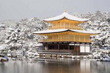 Zen Tapınağı Kinkakuji (altın Pavilion) kar ile sonbahar kış 2017. Kinkakuji Kyotos önde gelen tapınaklar ve tanınan Unesco tarafından Dünya Kültür Mirası biridir