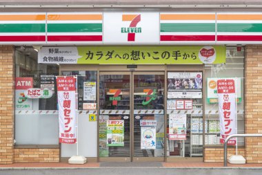 Chiba, Japonya - 3 Ağustos 2018: 7-Eleven Market önü
