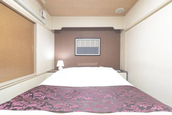 Двуспальная Кровать Маленькой Спальне — стоковое фото
