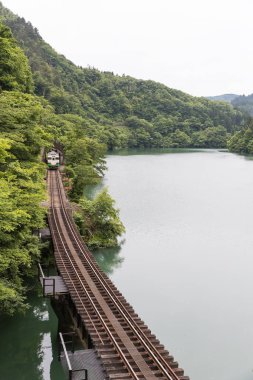 Tadami demiryolu hattı ve yaz sezonu Tadami Nehri'nde Fukushima ili.