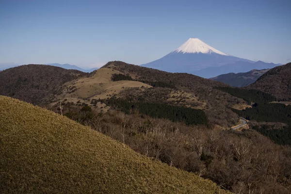 与高的山在冬季在静冈县伊豆市富士山的视图 — 图库照片