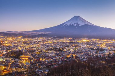Günbatımı Mt.Fuji ve Fujiyoshida şehirde