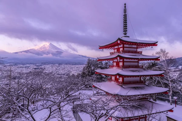 雪冬河口湖的楚里托塔和富士山 — 图库照片